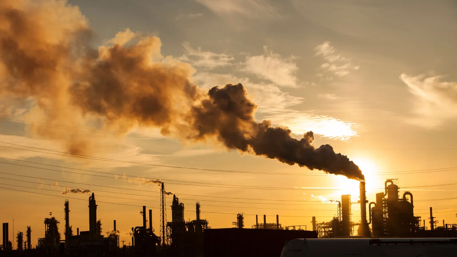 Vista de chimeneas industriales con sistemas de monitoreo de emisiones